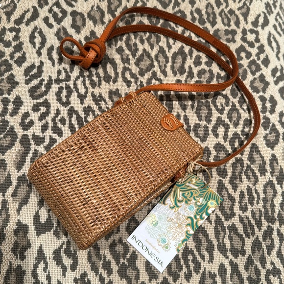 RATTAN PHONE CROSSBODY CASE 8” X 4” HAND MADE IN INDONESIA FULLY LINED INTERIOR - Picture 6 of 11